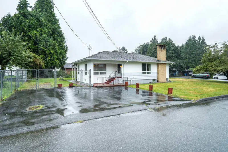 2084 HOLLYBERRY COURT - photo 3 of 25