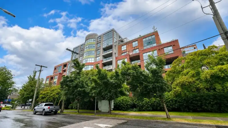 511 518 W 14TH AVENUE - photo 1 of 23