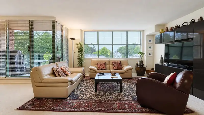 511 518 W 14TH AVENUE - photo 3 of 23