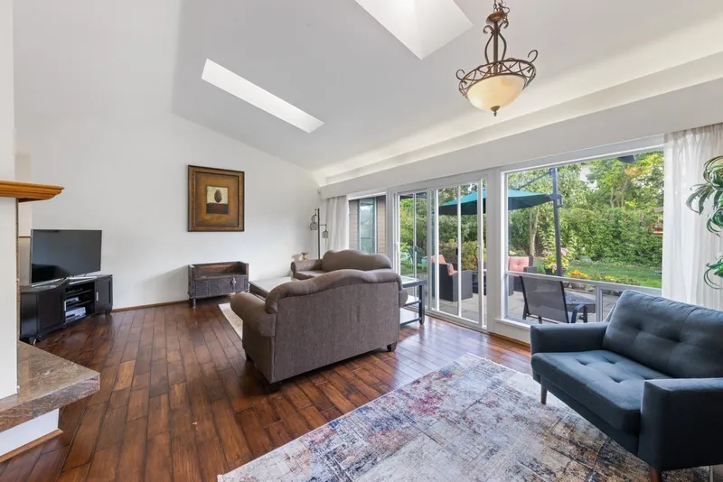 14098 20 AVENUE - photo 3 of 25