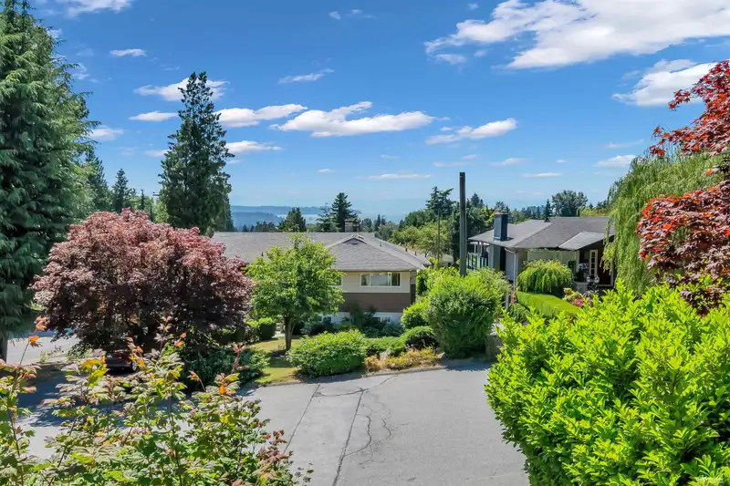 468 SAVILLE CRESCENT - photo 1 of 35