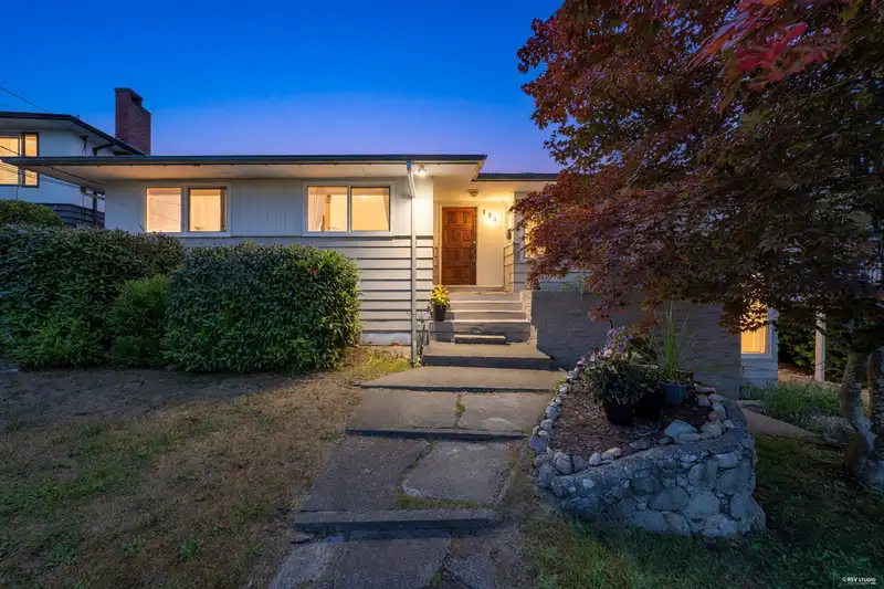 468 SAVILLE CRESCENT - photo 2 of 35