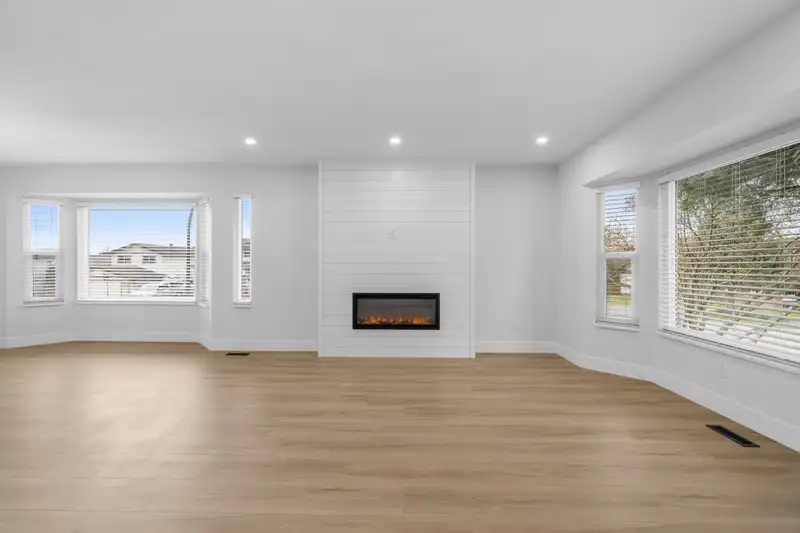 20202 TELEP AVENUE - photo 4 of 39