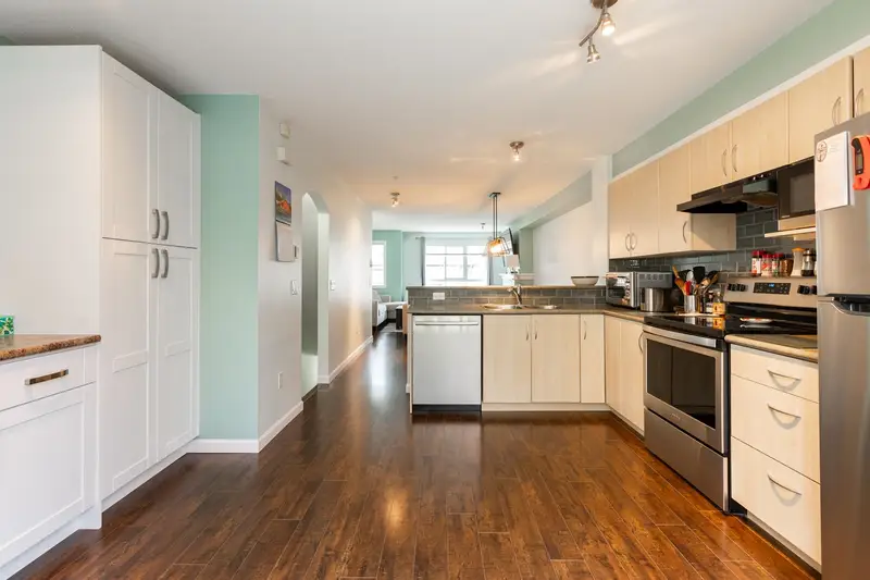 39 6747 203 STREET - photo 4 of 25