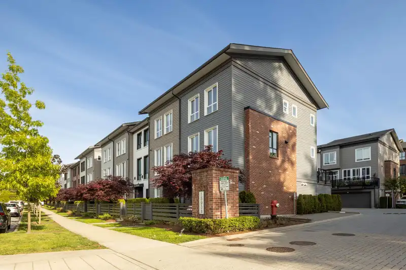 12 15938 27 AVENUE - photo 1 of 32