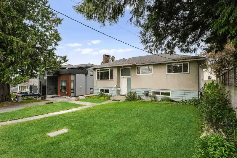 11181 90 AVENUE - photo 1 of 33
