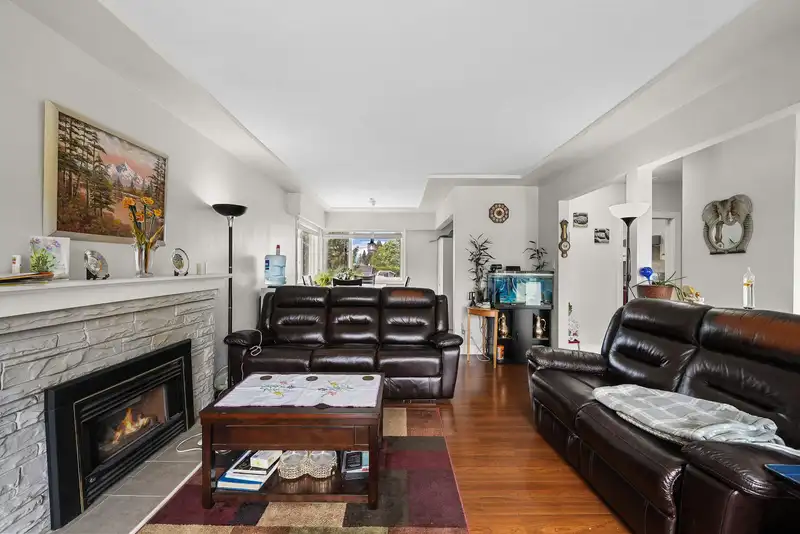 11181 90 AVENUE - photo 3 of 33