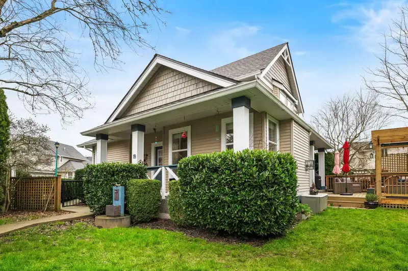 18 7067 189 STREET - photo 2 of 40