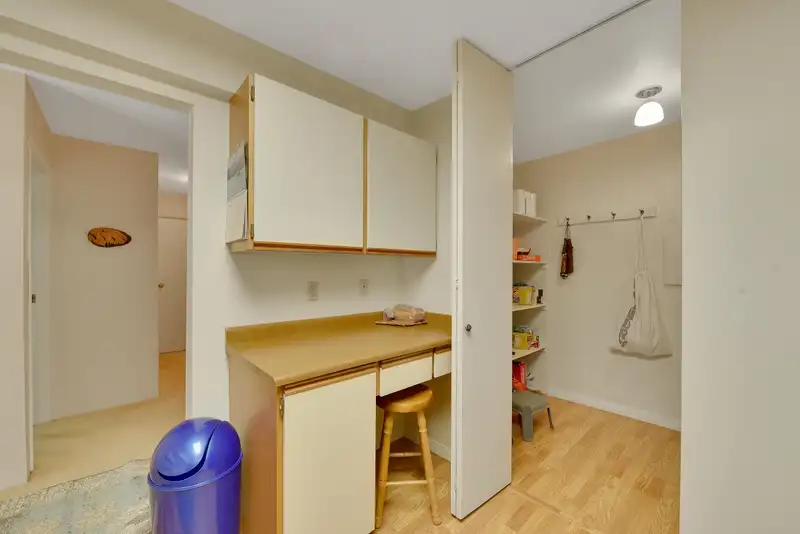 208 15275 19 AVENUE - photo 4 of 28