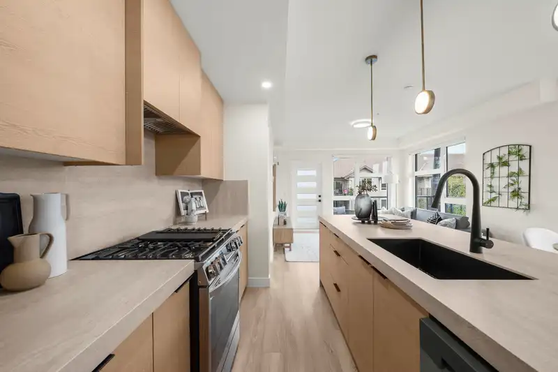 304 15353 17 AVENUE - photo 2 of 40