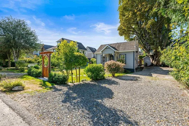 4806 48 AVENUE - photo 2 of 5