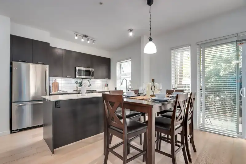 105 245 BROOKES STREET - photo 2 of 28
