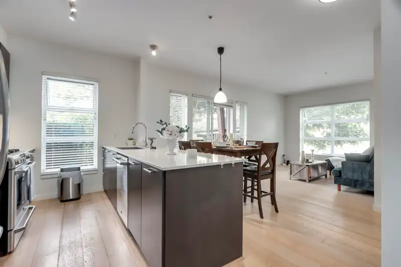 105 245 BROOKES STREET - photo 3 of 28