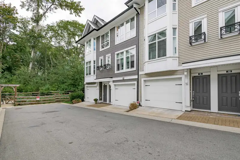 51 14433 60 AVENUE - photo 1 of 8