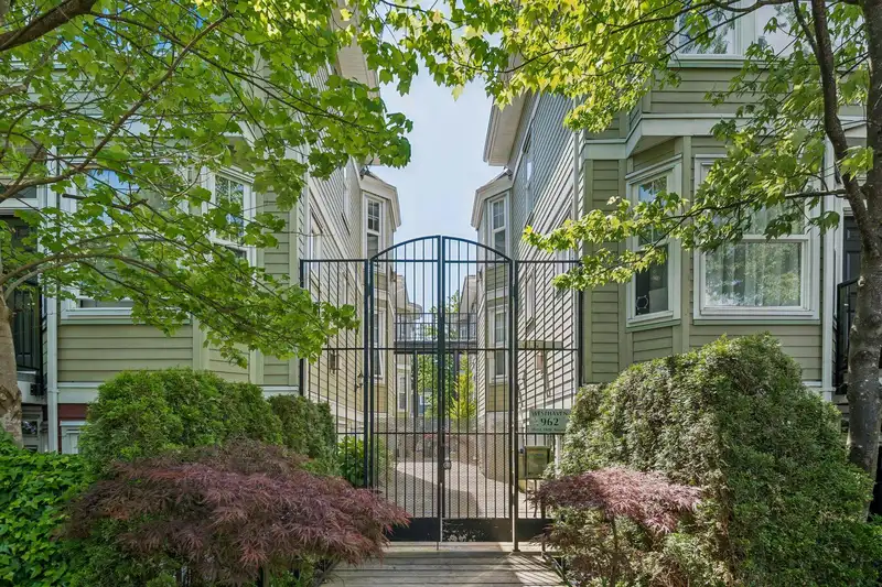 305 962 W 16TH AVENUE - photo 1 of 20