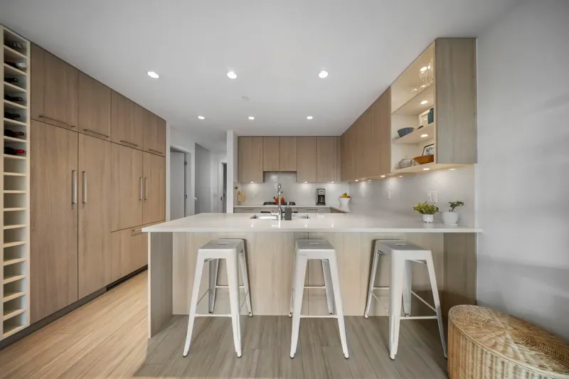 110 707 E 3RD STREET - photo 2 of 25