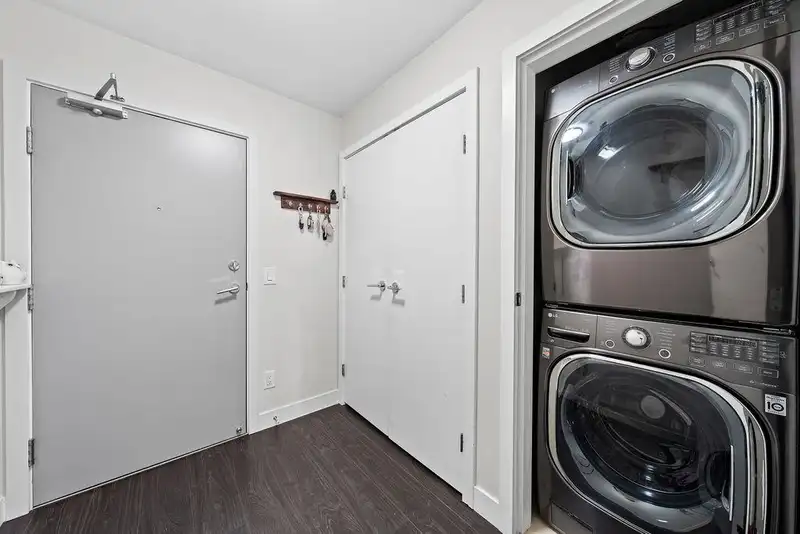 1811 668 COLUMBIA STREET - photo 4 of 40