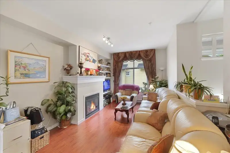 2 935 EWEN AVENUE - photo 2 of 23