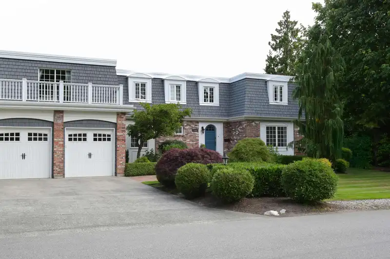 1060 EDEN CRESCENT - photo 4 of 40