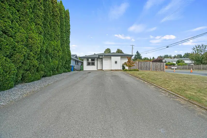 2751 SANDON DRIVE - photo 1 of 34