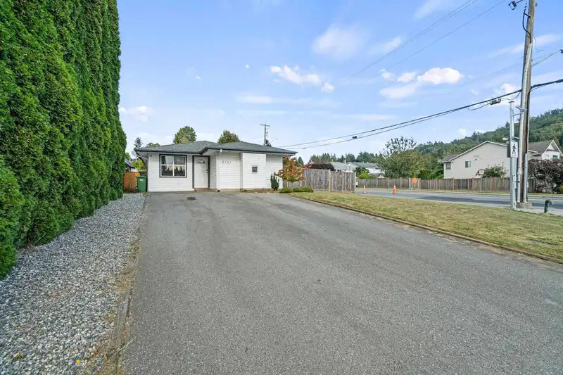 2751 SANDON DRIVE - photo 2 of 34