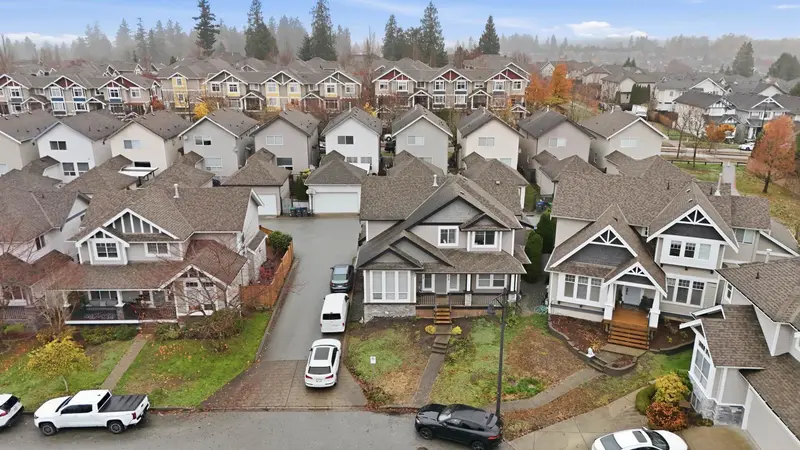 16459 59A AVENUE - photo 4 of 25