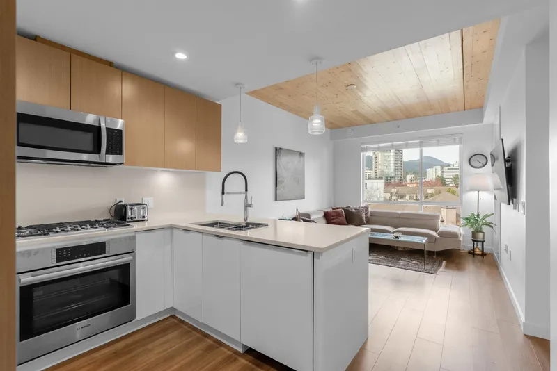 611 108 E 8TH STREET - photo 4 of 25