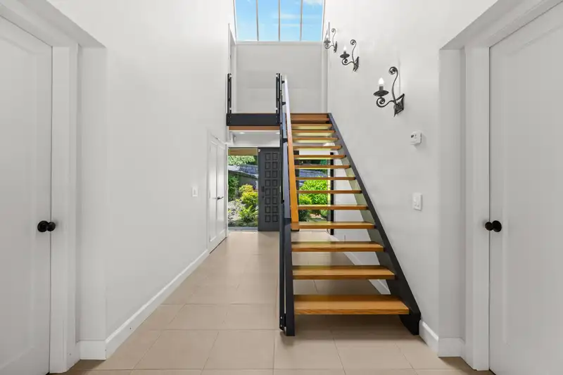 2370 QUEENS AVENUE - photo 3 of 38