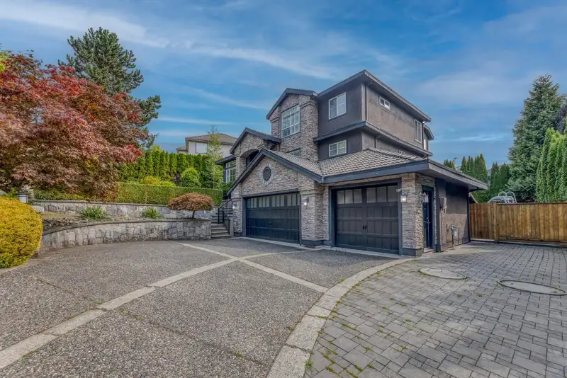 3067 PLATEAU BOULEVARD - photo 3 of 37