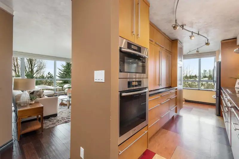 601 6622 SOUTHOAKS CRESCENT - photo 4 of 37