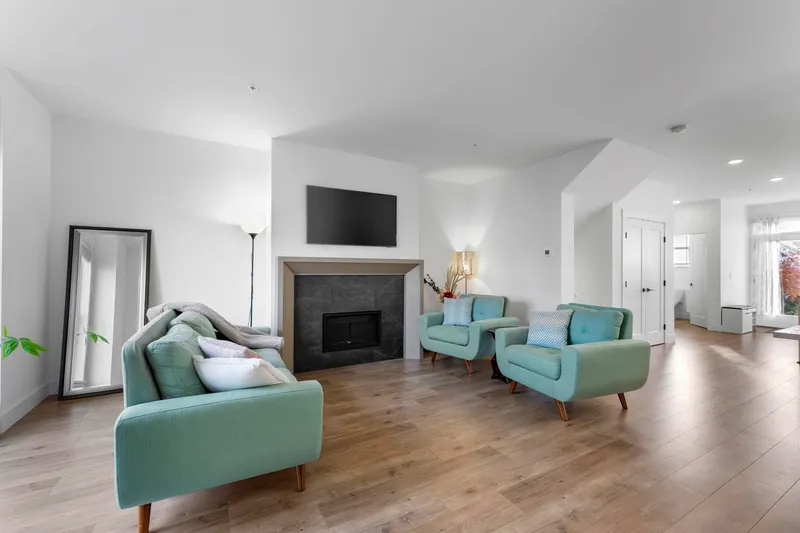 19656 75A AVENUE - photo 4 of 25