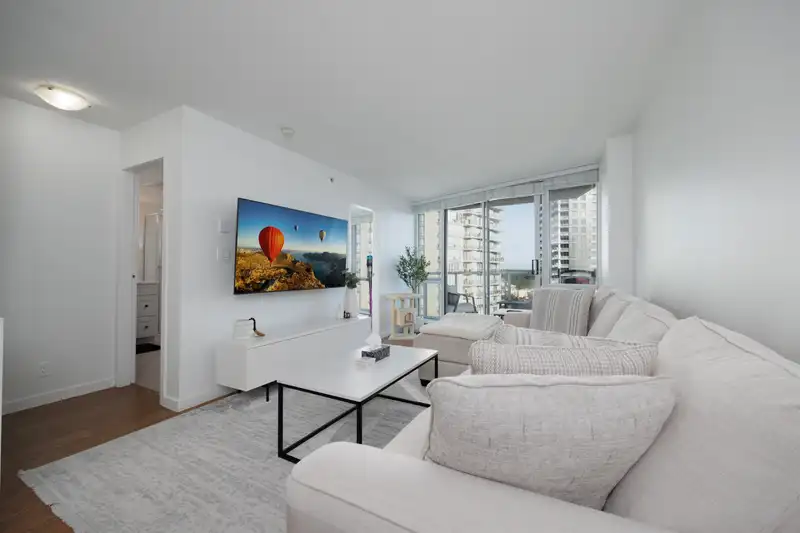 2207 13618 100 AVENUE - photo 1 of 20