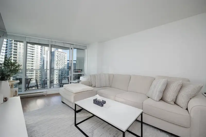 2207 13618 100 AVENUE - photo 2 of 20