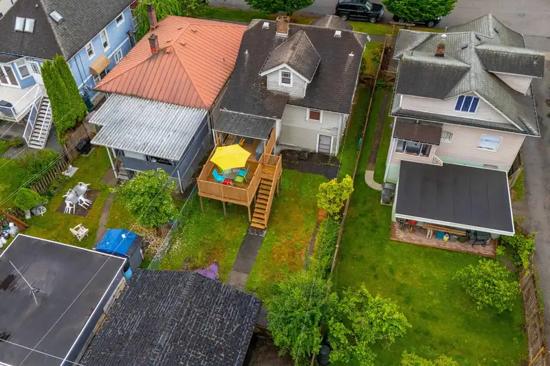 423 E 37TH AVENUE - photo 4 of 28