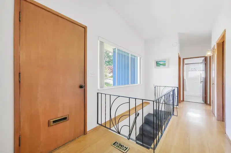 2224 GREYLYNN CRESCENT - photo 4 of 31