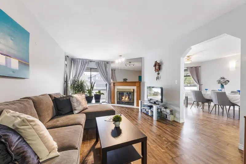 236 15153 98 AVENUE - photo 1 of 17