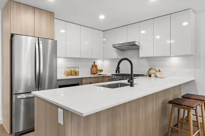 101 2277 HAWTHORNE AVENUE - photo 1 of 36