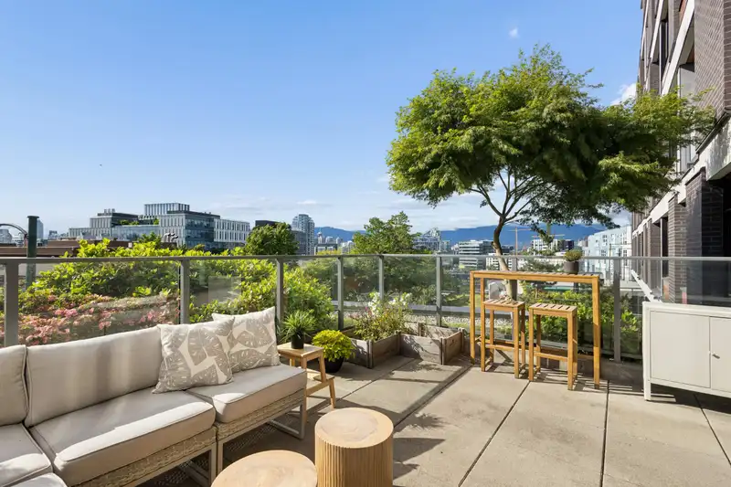 405 210 E 5TH AVENUE - photo 1 of 39
