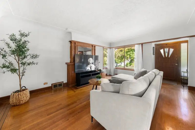 2554 ADANAC STREET - photo 4 of 40