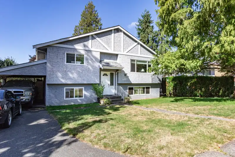 11819 230 STREET - photo 2 of 32