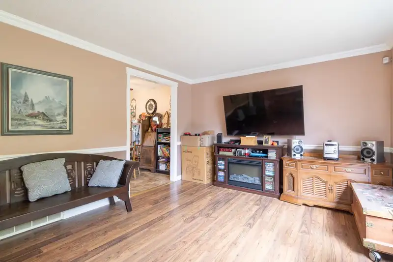 11819 230 STREET - photo 4 of 32
