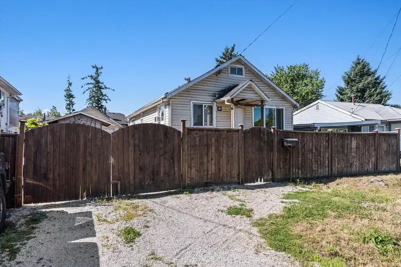 12768 112B AVENUE - photo 3 of 37