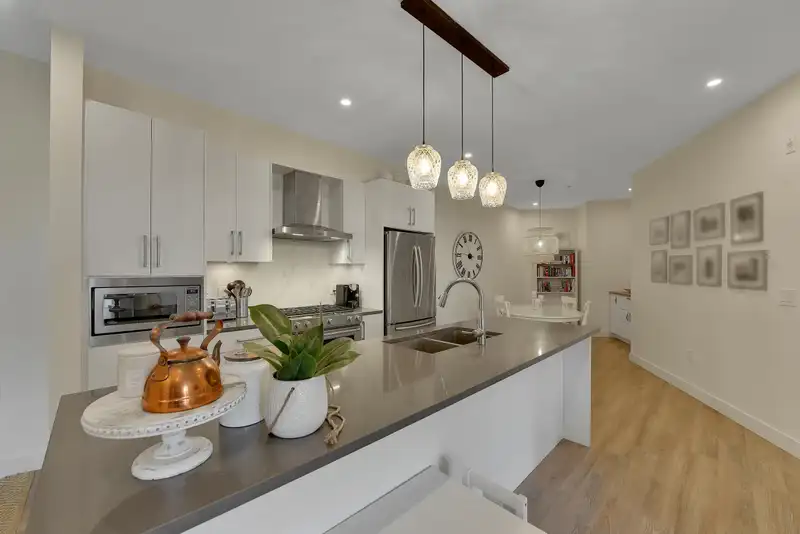 504 15436 31 AVENUE - photo 3 of 40