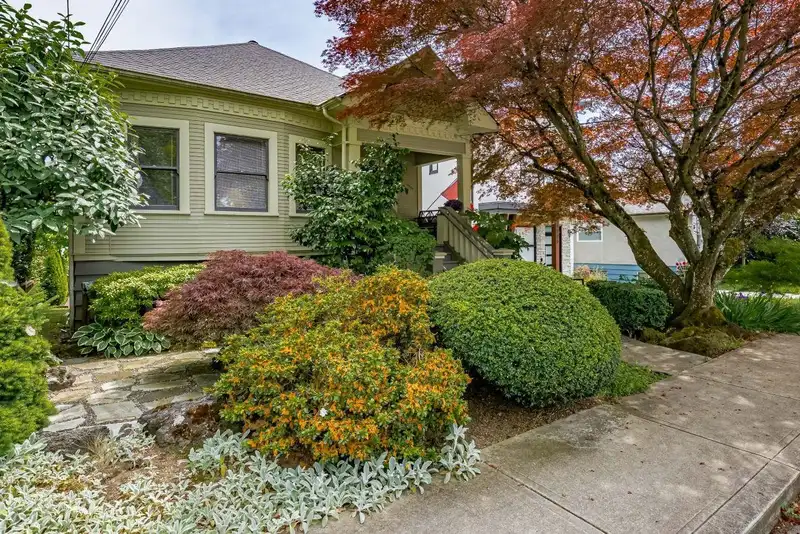 1104 EDINBURGH STREET - photo 2 of 36
