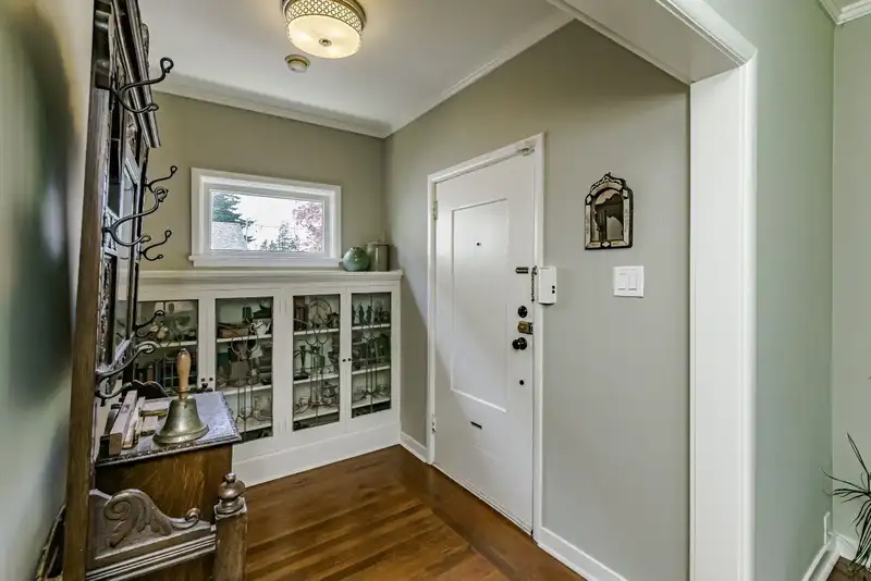 1104 EDINBURGH STREET - photo 4 of 36