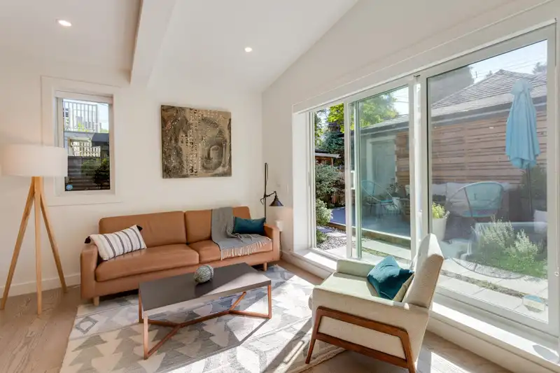 1372 E 10TH AVENUE - photo 4 of 34