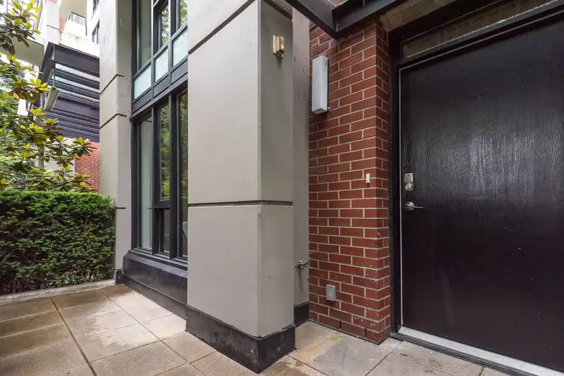 973 MAINLAND STREET - photo 3 of 33