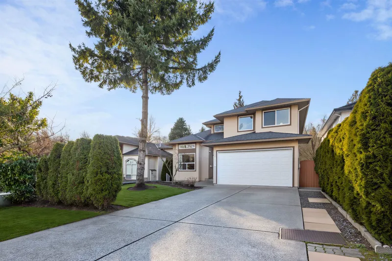 8067 162B STREET - photo 2 of 25