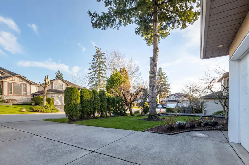 8067 162B STREET - photo 4 of 25