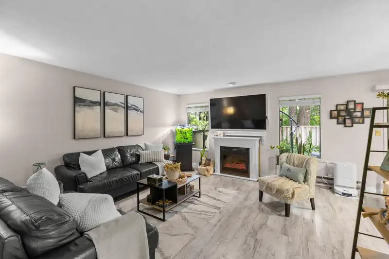 17 2998 MOUAT DRIVE - photo 4 of 34